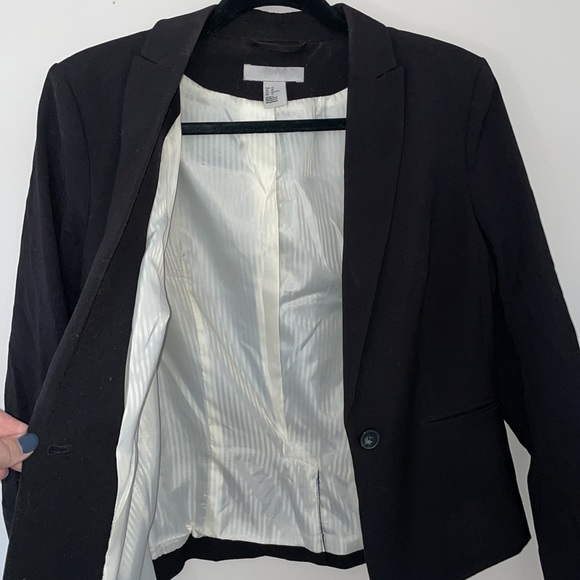 Single button triple pocket blazer - Picture 2 of 3